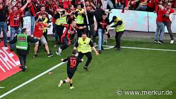 Leverkusen-Wahnsinn bei erster Meisterschaft: Fans stürmten schon während des Spiels den Rasen