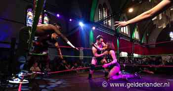 De kerk loopt hier weer vol, voor een partijtje worstelen: ‘Normaal zie je dit alleen op televisie’