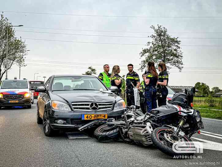 Bizar: automobilist sleept motorrijder mee