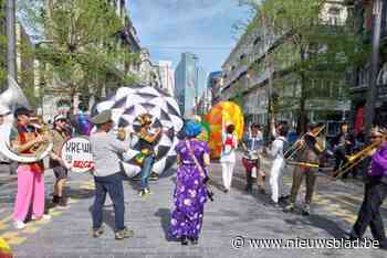 Adolphe Maxlaan viert herinrichting met steltenlopers en fanfare