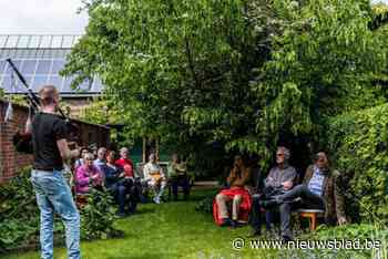 Gluur binnen bij de buren tijdens culturele lentewandeling