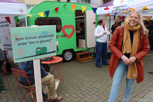 Gezondheidsmedewerker Lotte trekt met ‘kerre gezond ’ rond. “Met tips om gezonder te leven”