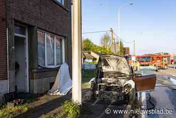 Voertuig gaat in vlammen op, ook schade aan woning