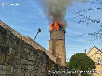 Wahrzeichen Neutorturm in Flammen