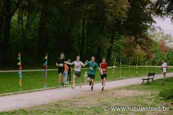 Stroomloop en koffiebar Stoom slaan handen in elkaar