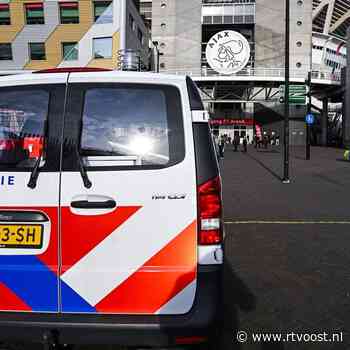 Chaos na Ajax - FC Twente: politieagent breekt enkel, zeven supporters aangehouden