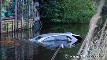 Auto met inzittenden rijdt in de sloot