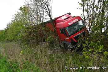 Rukwind blaast vrachtwagen van de snelweg