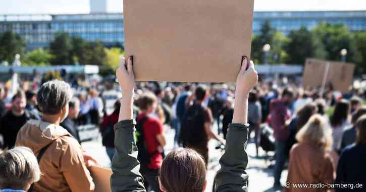 Viele Künstler und Kulturinstitutionen rufen heute zum ersten „Shield & Shine Walk“ in Bamberg auf