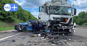 Unfall auf A2 bei Garbsen: Auto zwischen zwei Lkw eingeklemmt