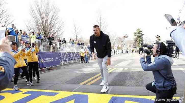 Switzerland’s Hug recovers from crash to win 7th men’s wheelchair race at Boston Marathon