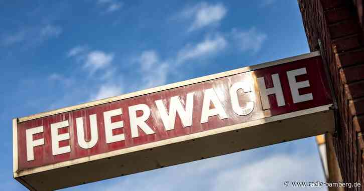 Mann legt Feuer an zwei Ständen auf dem Viktualienmarkt