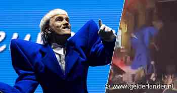 Joost Klein zet Stockholm op zijn kop met toegift en klimt op bar om te hakken