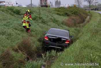 Bestuurder verliest controle over het stuur en belandt in gracht