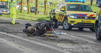 Scooter botst met auto bij oversteekplaats: twee gewonden naar het ziekenhuis