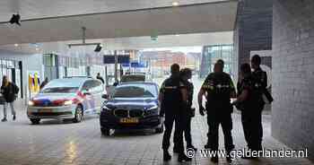 Agenten met kogelwerende vesten de trein in voor verdachte met vuurwapen