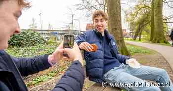 Peer (18) bereikt tienduizenden mensen met filmpjes over... bamischijven! 'Ik zeg wat in me opkomt’