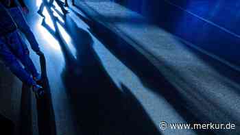 Scheinbar völlig wahllos: Jugendgruppe (15 Personen) greift drei Männer vor Restaurant an