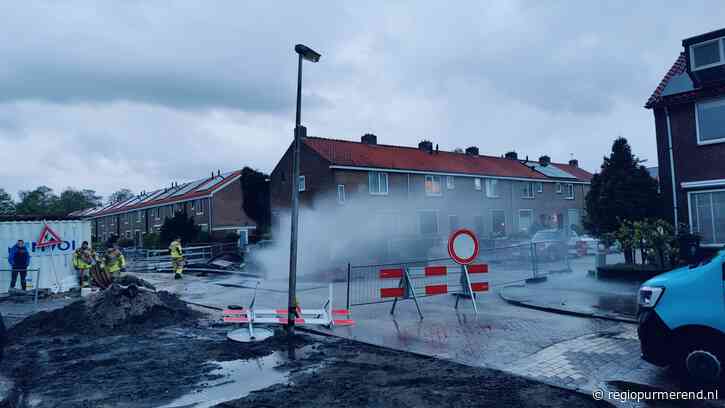 Waterleiding gesprongen in de Rijnstraat: water spuit de lucht in