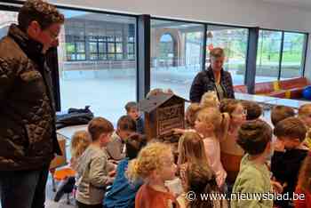 Een bijenhotel en bloemenzaad voor alle scholen en het woonzorgcentrum