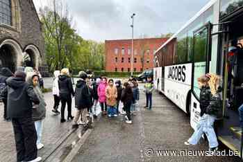 Drieduizend leerlingen van Genkse scholengemeenschap oefenen op evacuatie uit bus: “Helpt om paniek te voorkomen”