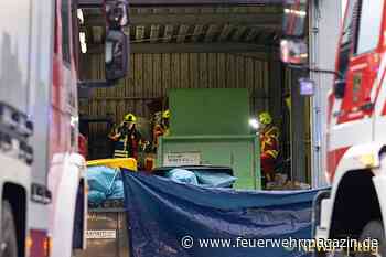 Klemmt Person in Papierpresse