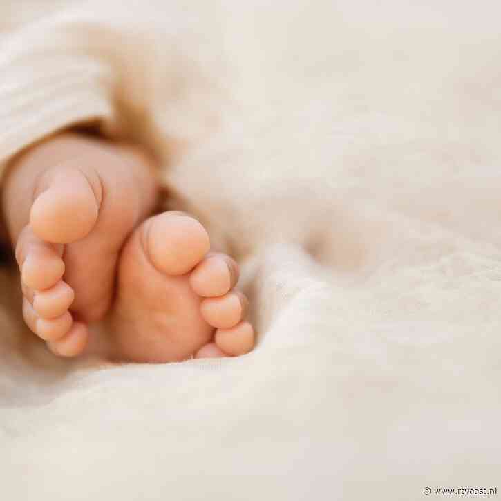 Baby is lijkbleek en hapt naar adem: verslikking of mishandeling?