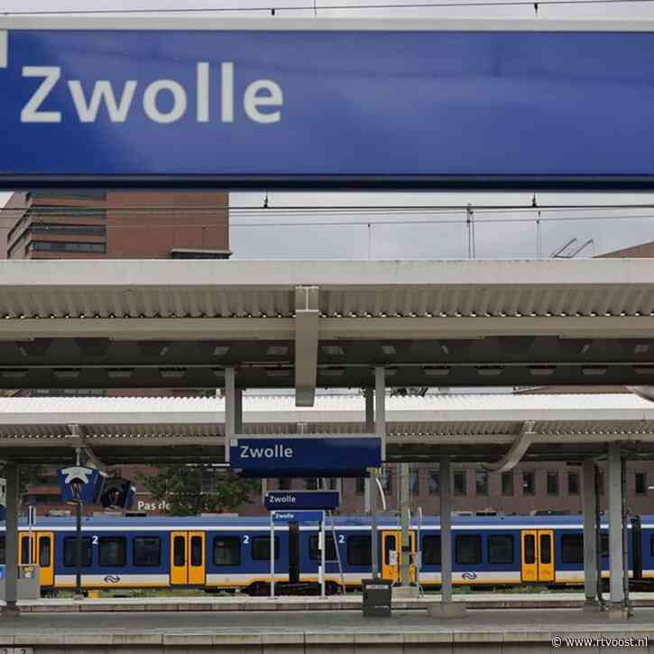 Eerste ligger voor de nieuwe loopbrug in Zwolle aangekomen