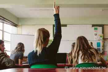 Leerlingen ontmaskeren leraar die naaktfoto stuurt naar klasgenootje (15), in zijn tas werden seksattributen gevonden