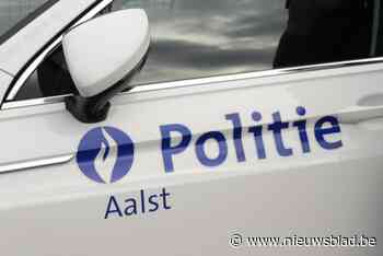 Politie verhoort twee personen na melding van man op dak van rijdende auto