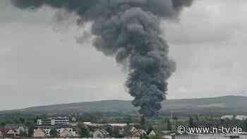 Feuerwehr zieht sich zurück: Braunschweig: Großbrand nach Explosionen in Fabrik