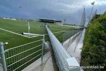 Lichtmast valt om na hevige windstoot: “Gaan nu alle masten controleren”