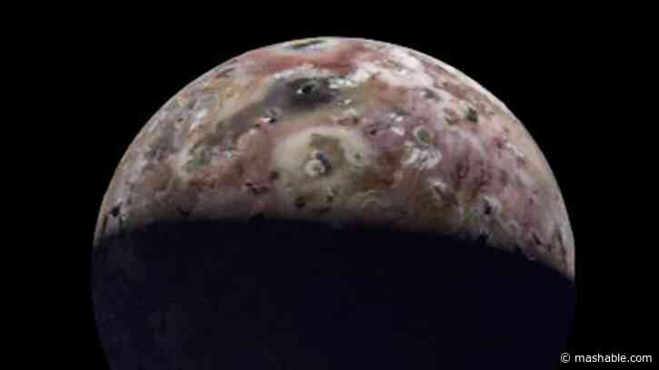 NASA spacecraft snaps awesome view of volcanoes erupting on distant world