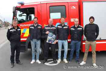 Brandweer stelt deuren open en demonstreert autobrand