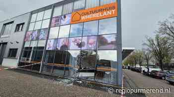 Auto rijdt tegen pui van Cultuurhuis Wherelant