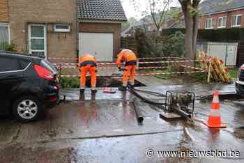 Oprit Europaprijslaan zakt drie meter weg door lekkende waterleiding: “Ik dacht eerst dat mijn brievenbus weg was”