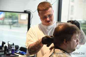 Kapper Donado (25) knipt gratis haren van daklozen: “Elk jaar trek ik er een dag voor uit”
