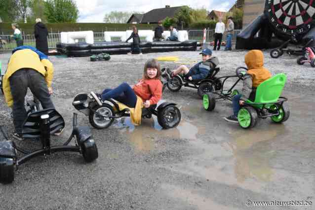 Een natte Buitenspeeldag? Dan spelen we toch gewoon in de plassen