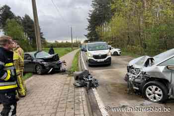 Twee gewonden na frontale aanrijding op Hofeinde