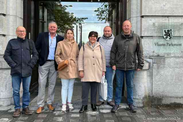 Molse delegatie overhandigt 4.415 handtekeningen voor behoud dierenmarkt aan Vlaams Parlement: “Je kunt pas oordelen als je de dierenmarkt met eigen ogen hebt gezien”