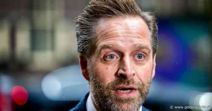 Stukken onthullen dat ‘moeder’ bewust werd geschrapt, De Jonge wist van niks: ‘Ik sta voor lul’