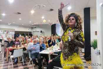 Dragshow in dienstencentrum Linkeroever: “Hun zwierige jurken tonen hun mooie benen, waarop de meeste vrouwen jaloers zouden zijn”