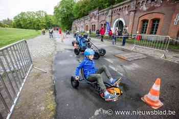 IN BEELD. Regen en hagel houden spelende kinderen niet tegen in Mortsel