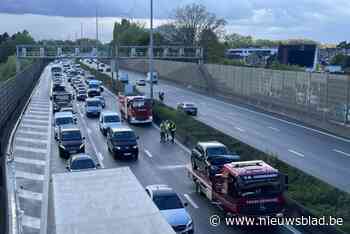 Ongeval tussen bus en auto veroorzaakt fileleed en tweede ongeval op E40