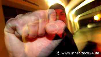 Volltrunkene Streithähne fliegen aus Mühldorfer Bar: Stark blutender Mann (36) geht auf Polizisten los