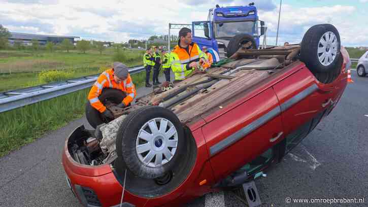 Auto rijdt tegen vrachtwagen op de A2 en slaat over de kop: 3 gewonden