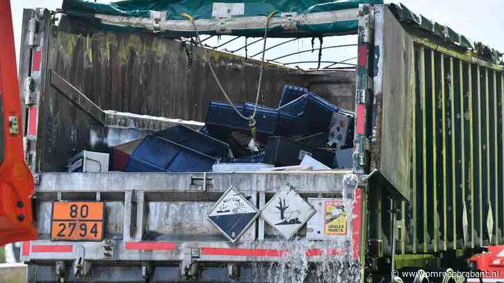 Vrachtwagen met accu's vliegt in brand op A67, weg dicht richting België