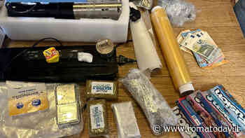 Hashish marchiato "Forza Napoli" e cioccolato al thc, in manette coppia di pusher