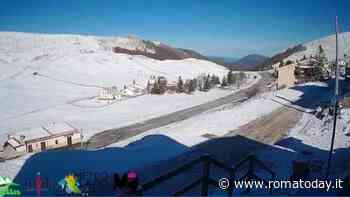 Neve sulle montagne intorno a Roma. Gli impianti chiusi potrebbero tornare in funzione