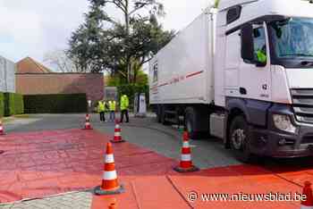 Leerlingen leren over dode hoek met echte vrachtwagen